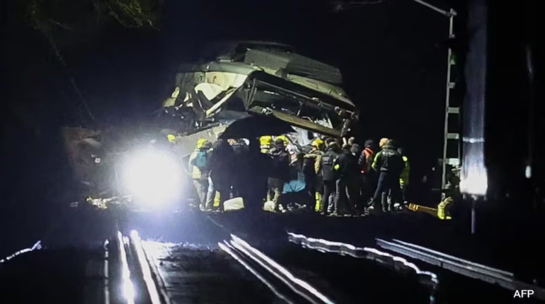 西班牙一列火車因墻體倒塌脫軌，造成司機(jī)死亡，37人受傷。