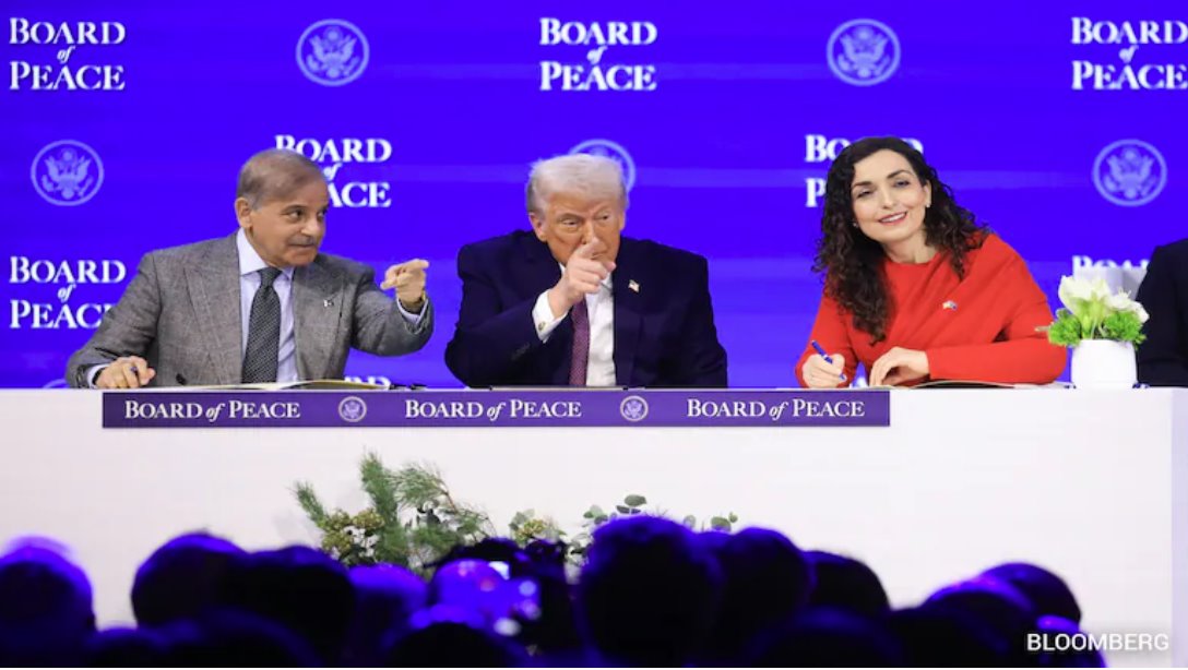 巴基斯坦總理謝赫巴茲&middot;謝里夫、美國總統(tǒng)唐納德&middot;特朗普和科索沃總統(tǒng)維約薩&middot;奧斯馬尼-薩德留 (LR)