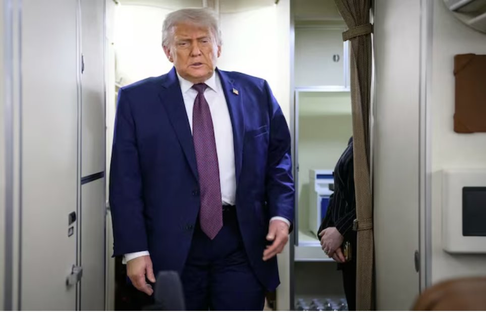 美國(guó)總統(tǒng)唐納德&middot;特朗普再次引發(fā)熱議，他暗示自己應(yīng)該考慮競(jìng)選第四個(gè)任期。