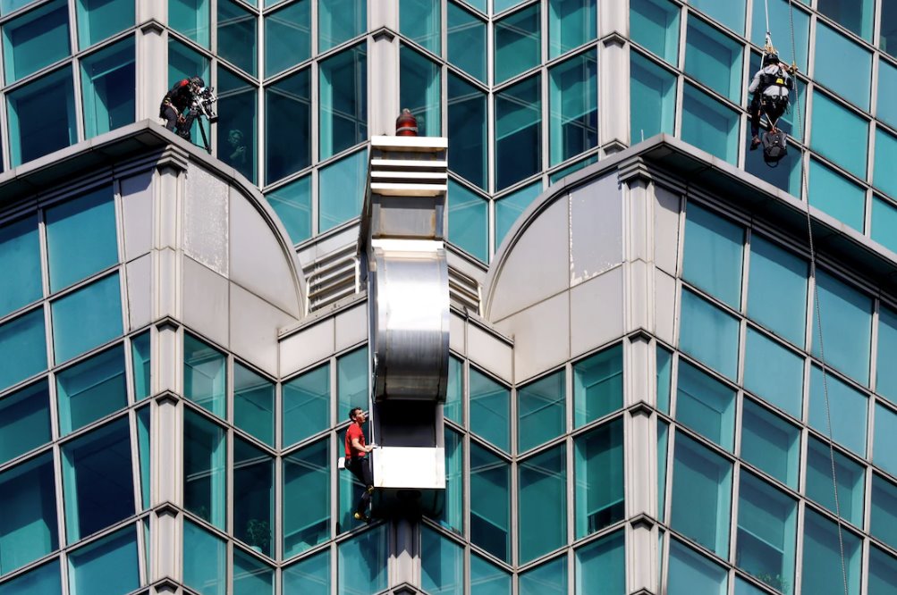 登山者Alex Honnold在臺灣臺北徒手攀登臺北101摩天大樓