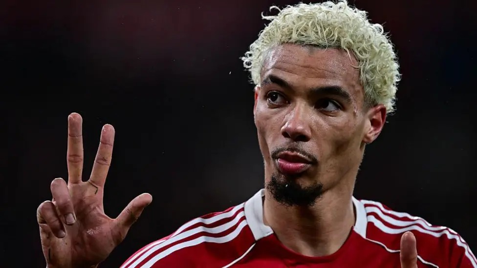 雨果&middot;?；倏藢﹃嚰~卡斯?fàn)柕谋荣愔忻烽_二度