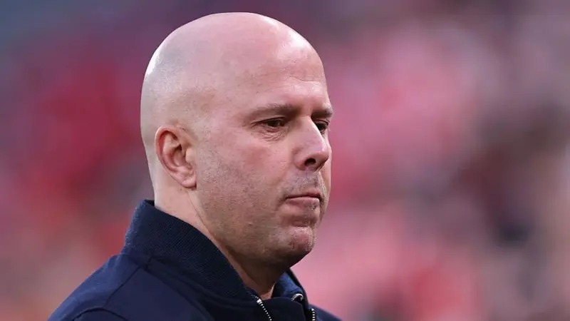 利物浦主教練阿內(nèi)&middot;斯洛特在場邊顯得悶悶不樂