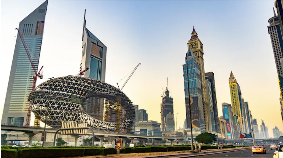 根據(jù)阿聯(lián)酋勞動(dòng)法規(guī)定，如果員工工作時(shí)間超過(guò)規(guī)定時(shí)長(zhǎng)，必須獲得額外報(bào)酬。