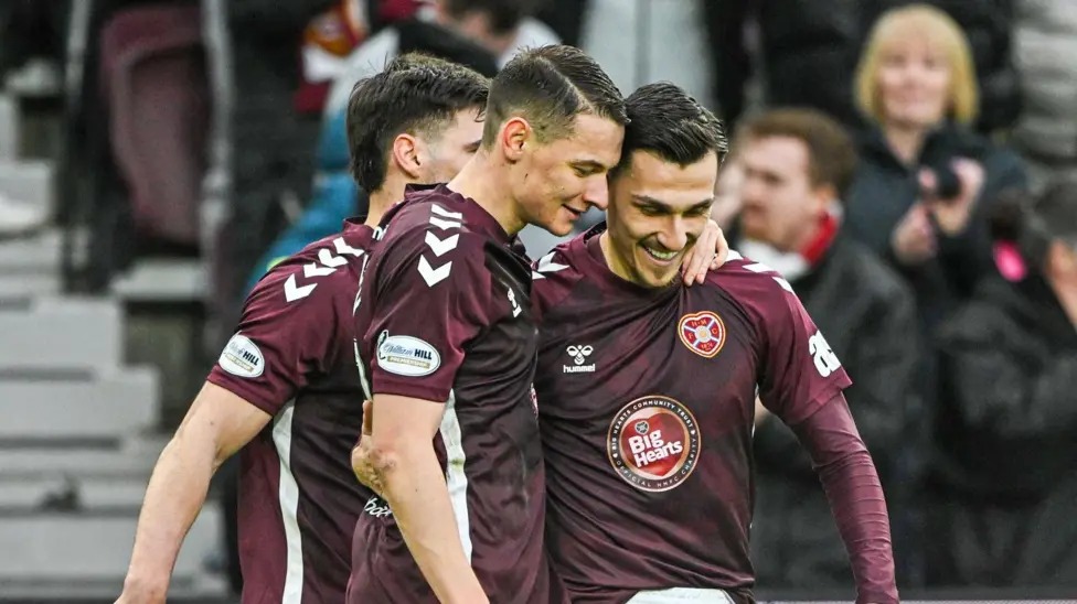 伊斯蘭&middot;切斯諾科夫（左）攻入他在哈茨隊的首粒進球，鎖定勝局。