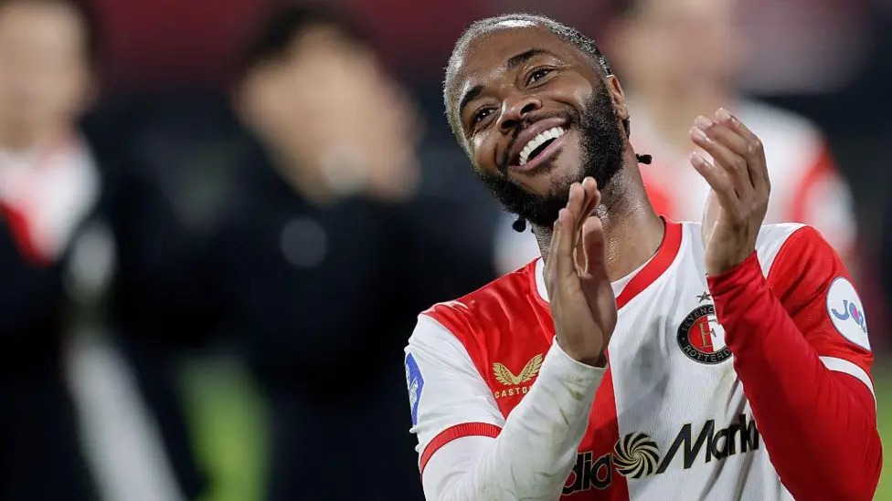 斯特林出自女王公園巡游者青訓(xùn)營，曾效力過四家英超俱樂部。