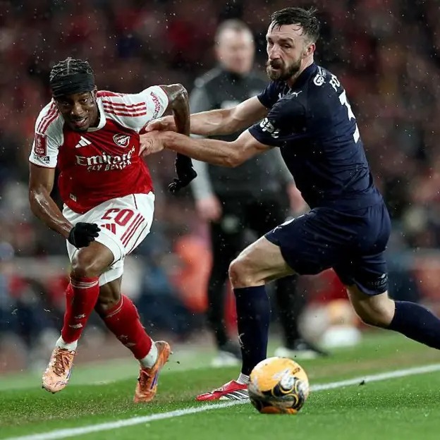 摩根&middot;?？怂乖诩用司S岡競技之前，曾效力于查爾頓、謝周三、斯托克城和女王公園巡游者。