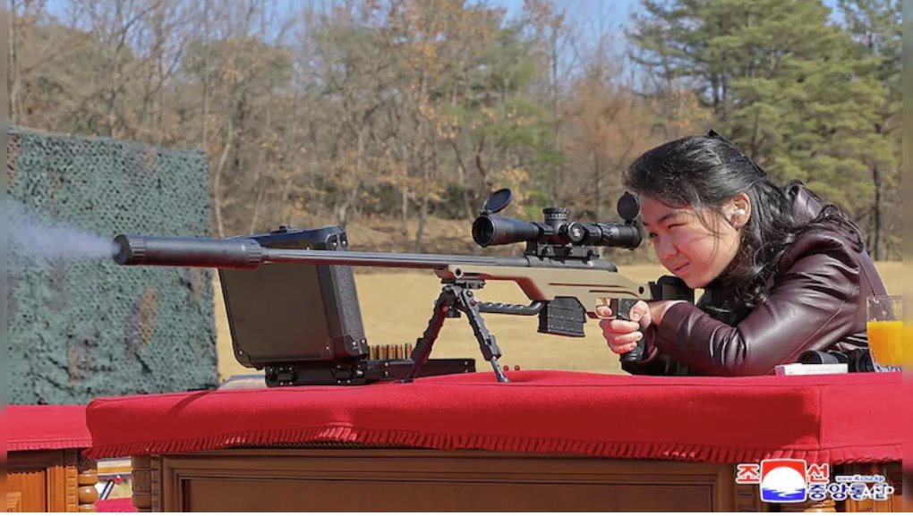 金正恩的女兒金珠愛在朝鮮某秘密地點(diǎn)試射一支新型狙擊步槍