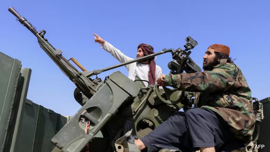 塔利班安全人員操作高射炮，警戒巴基斯坦的空襲