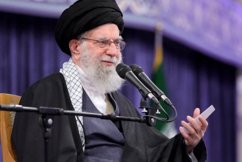 哈梅內(nèi)伊如何從“軟弱的總統(tǒng)”變成伊朗的強(qiáng)力最高