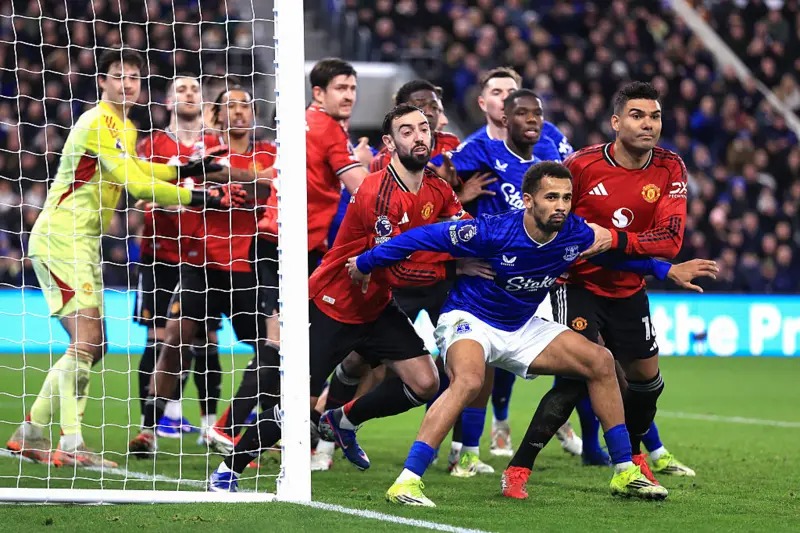 埃弗頓的伊利曼&middot;恩迪亞耶拉住曼聯(lián)的布魯諾&middot;費爾南德斯和卡塞米羅，球員們在角球爭奪中互相推搡