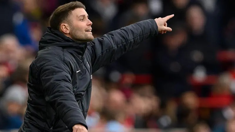 布萊頓足球俱樂(lè)部主教練法比安&middot;赫澤勒在技術(shù)區(qū)向球隊(duì)大聲喊出指令