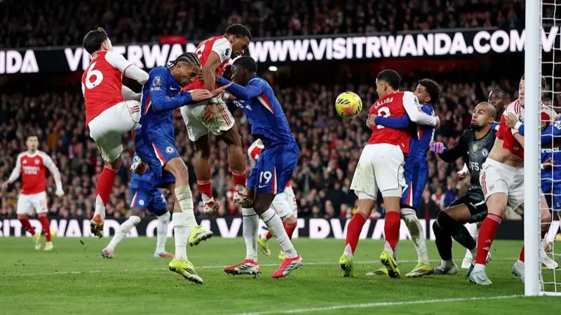 在阿森納與切爾西的英超聯(lián)賽中，阿森納球員尤里恩&middot;廷伯攻破了切爾西球員羅伯特&middot;桑切斯的十指關(guān)，打入了球隊(duì)的第二個(gè)進(jìn)球。