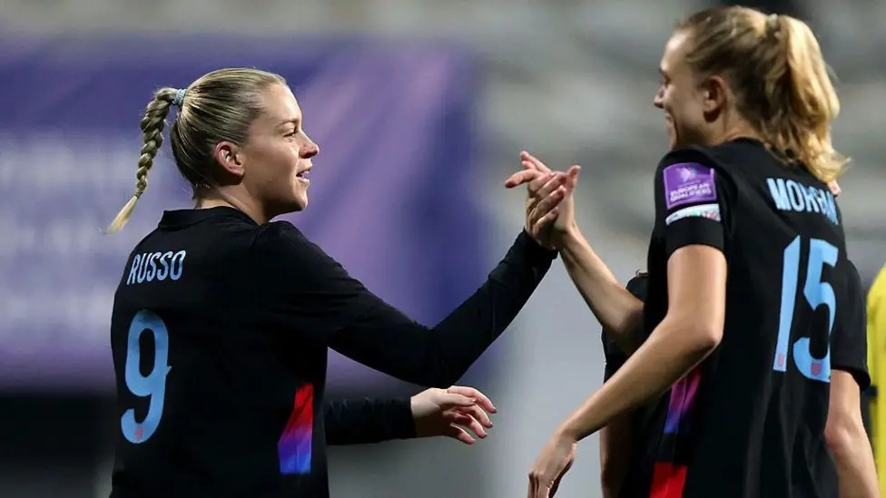 阿萊西亞&middot;魯索（左）是英格蘭隊(duì)三名對(duì)陣烏克蘭隊(duì)梅開二度的球員之一