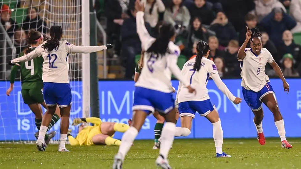 曼聯(lián)前鋒梅爾文&middot;馬拉爾梅開(kāi)二度，幫助法國(guó)隊(duì)逆轉(zhuǎn)取勝。