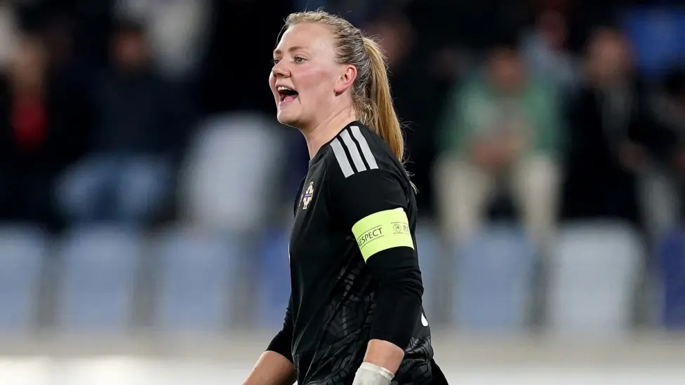 在克里斯&middot;林賽擔(dān)任臨時(shí)主教練的首場(chǎng)比賽中，杰基&middot;伯恩斯佩戴了隊(duì)長(zhǎng)袖標(biāo)。