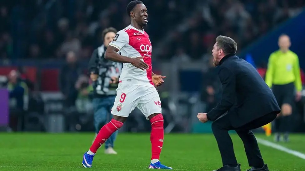 摩納哥隊的福拉林&middot;巴洛貢在打入球隊第三球后與塞巴斯蒂安&middot;波科尼奧利慶祝