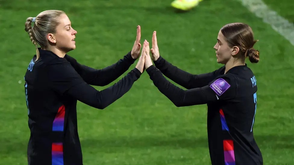 阿萊西亞&middot;魯索（左）和杰西&middot;帕克均梅開二度，幫助英格蘭隊(duì)以6比1戰(zhàn)勝烏克蘭隊(duì)。