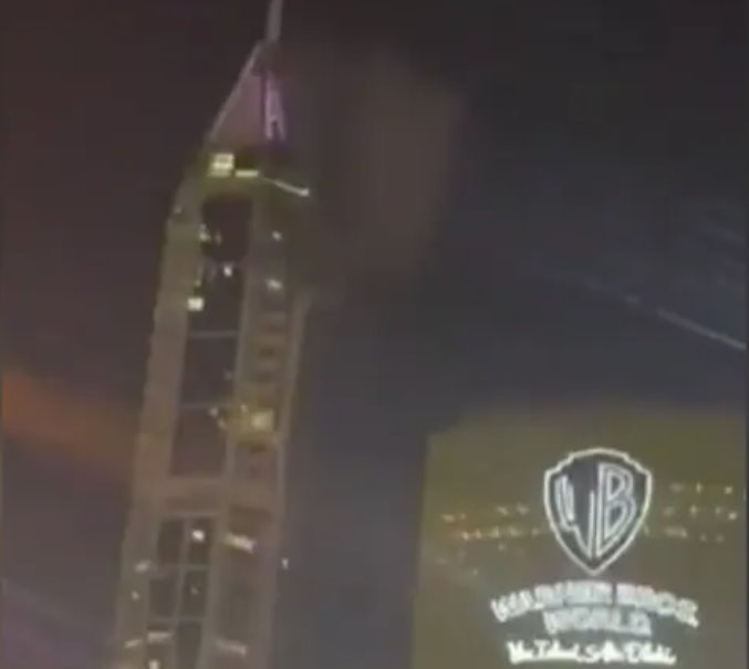 伊朗繼續(xù)發(fā)動(dòng)海灣襲擊，迪拜碼頭一座塔樓冒出濃煙。