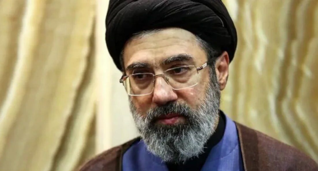 哈梅內(nèi)伊死于美國發(fā)起的伊朗戰(zhàn)爭第一天襲擊，哈梅內(nèi)伊之子穆杰塔巴接任。