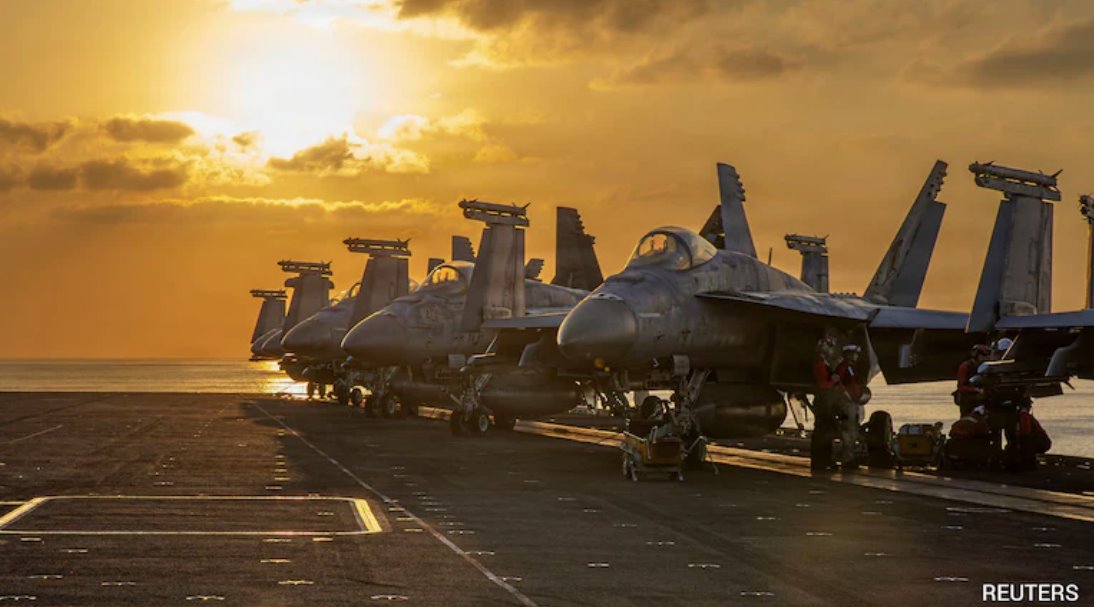 美國海軍戰(zhàn)斗機(jī)停在航空母艦的甲板上