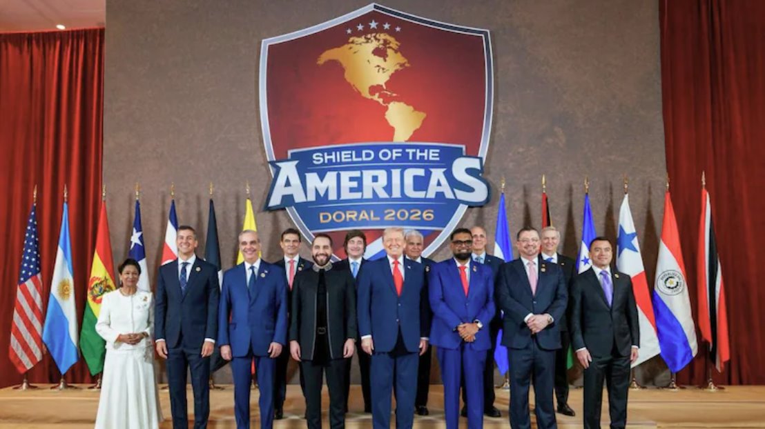 特朗普與來自拉丁美洲各國的領(lǐng)導(dǎo)人在美洲之盾峰會(huì)上合影