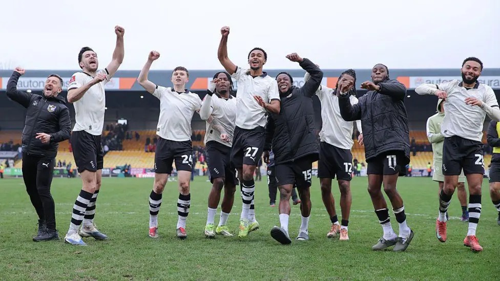 波特維爾球員慶祝戰(zhàn)勝桑德蘭：波特維爾是本賽季足總杯剩余球隊(duì)中排名最低的。