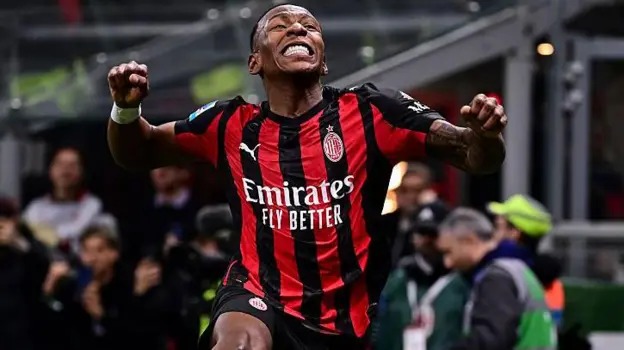 佩爾維斯&middot;埃斯圖皮尼安慶祝攻破國(guó)際米蘭球門