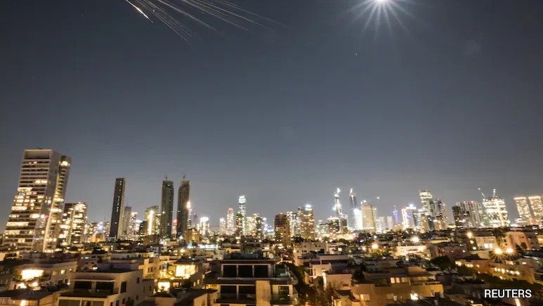 伊朗媒體稱，美國和以色列的空襲連夜襲擊了德黑蘭的一家銀行。