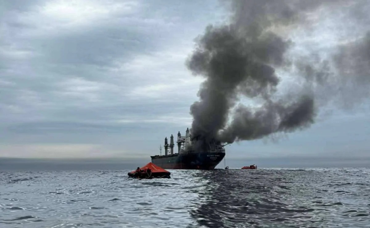 泰國(guó)海軍發(fā)布的照片??顯示，該艦船的船體和上層建筑冒出滾滾黑煙。