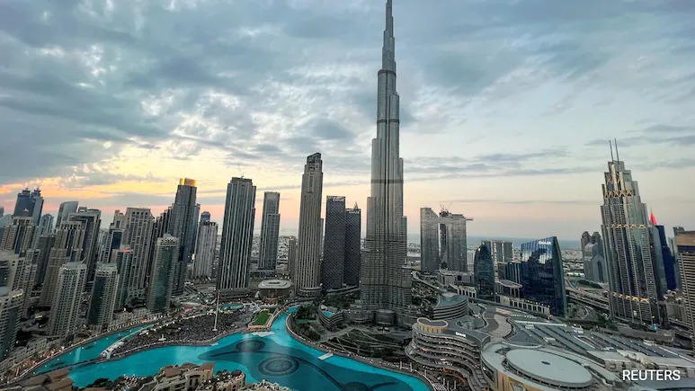 記者看到迪拜市中心居民區(qū)上空升起小團煙霧