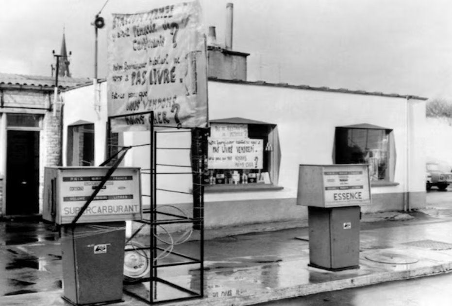 1973年石油危機(jī)期間，法國(guó)洛姆一家超市的加油泵關(guān)閉了。