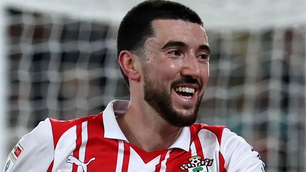 芬恩&middot;阿扎茲在攻破諾維奇城隊(duì)球門(mén)，芬恩&middot;阿扎茲去年夏天從米德?tīng)査贡ぜ用四习财疹D。