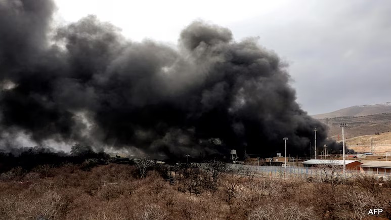 德黑蘭西北部沙赫蘭煉油廠在夜間遭到空襲后，升起了一股濃煙。