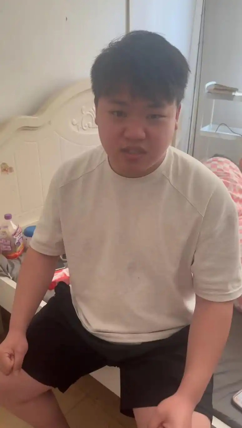 梅姨落網(wǎng) 被拐兒童鐘彬：激動到吐了