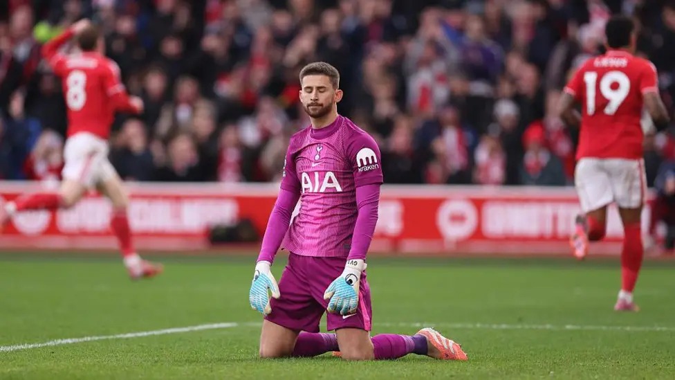 12月，諾丁漢森林在英超聯(lián)賽中以3-0擊敗托特納姆熱刺。