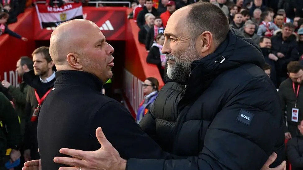 在英超聯(lián)賽開賽前，托特納姆熱刺臨時主帥伊戈爾&middot;圖多爾擁抱了真正的阿恩&middot;斯洛特。