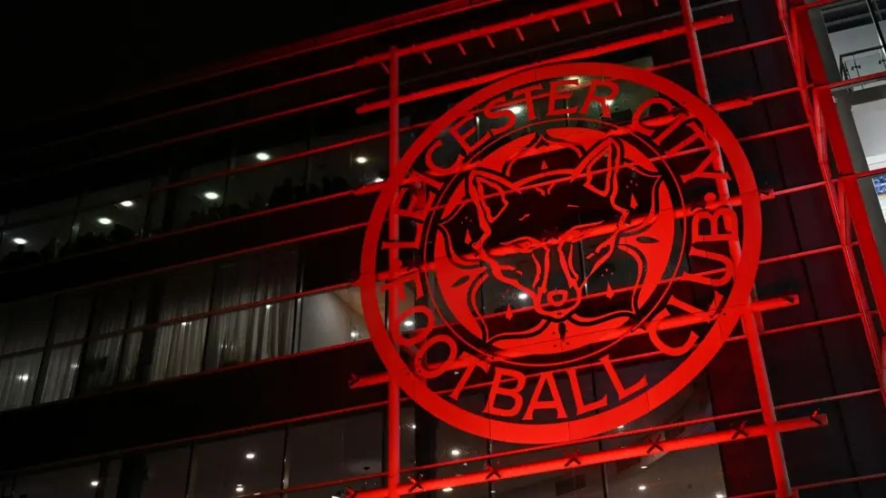 萊斯特城目前在英冠聯(lián)賽中排名倒數(shù)第三，上賽季從英超聯(lián)賽降級(jí)，本賽季面臨英冠降級(jí)。