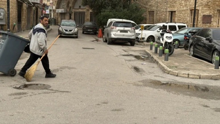 盡管存在危險(xiǎn)，工人們每天早上仍然返回工作崗位。