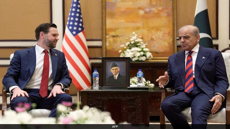 4月11日，巴基斯坦總理謝赫巴茲&middot;謝里夫在伊斯蘭堡與美國(guó)副總統(tǒng)JD&middot;萬(wàn)斯通話。