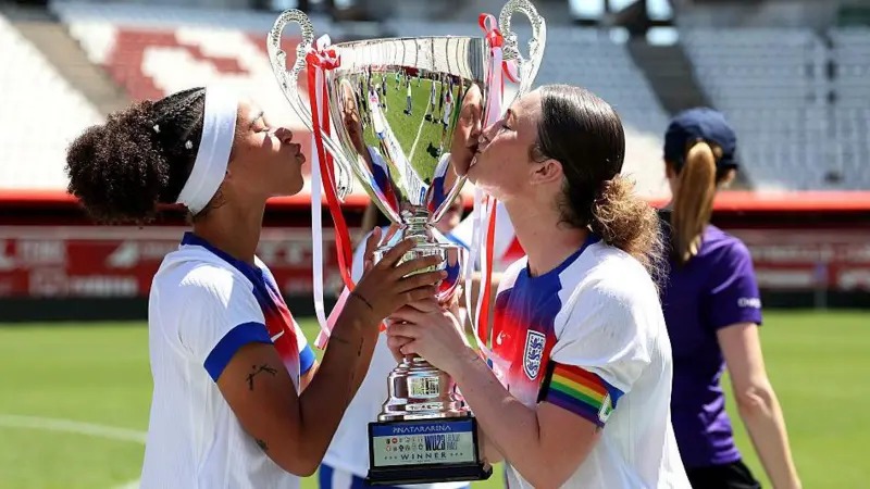 萊娜&middot;岡寧-威廉姆斯和隊長魯比&middot;梅斯親吻獎杯