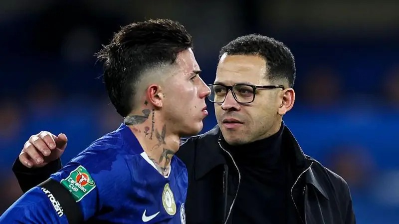 恩佐&middot;費(fèi)爾南德斯正在和切爾西主教練利亞姆&middot;羅塞尼奧交談